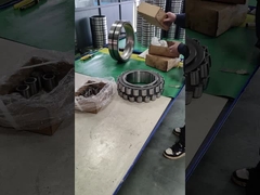 Sono in fase di installazione dei cuscinetti a rulli sferici